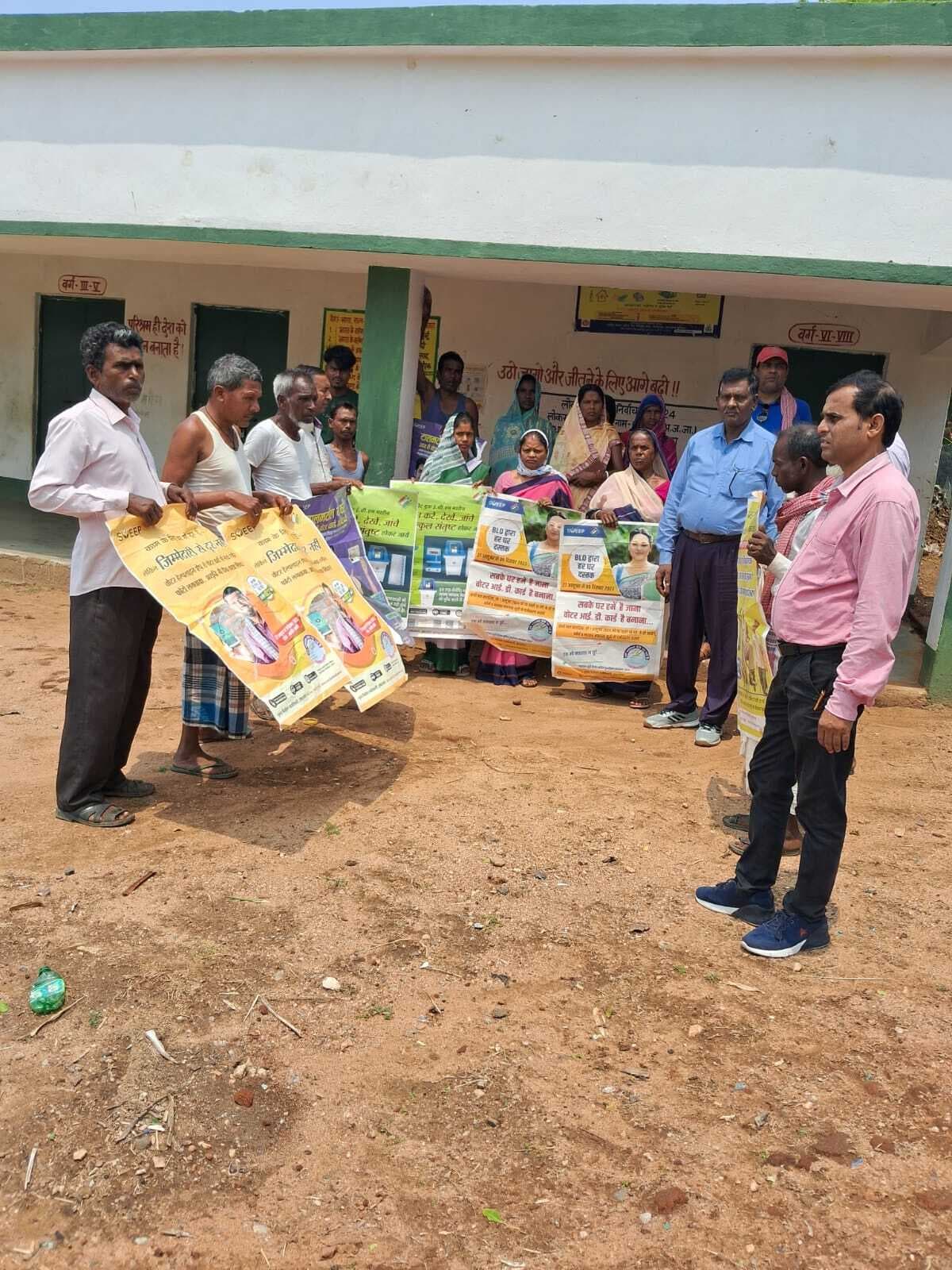 अबुआ आवास के लाभुकों से मिले प्रखंड समन्वयक