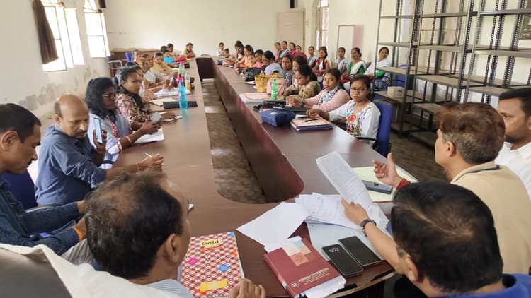 वोटर्स की सुविधा के लिए स्वास्थ्य कर्मियों की भी बूथों पर होगी तैनाती, इमरजेंसी से निबटने के लिए चिकित्सकों ने दिया प्रशिक्षण