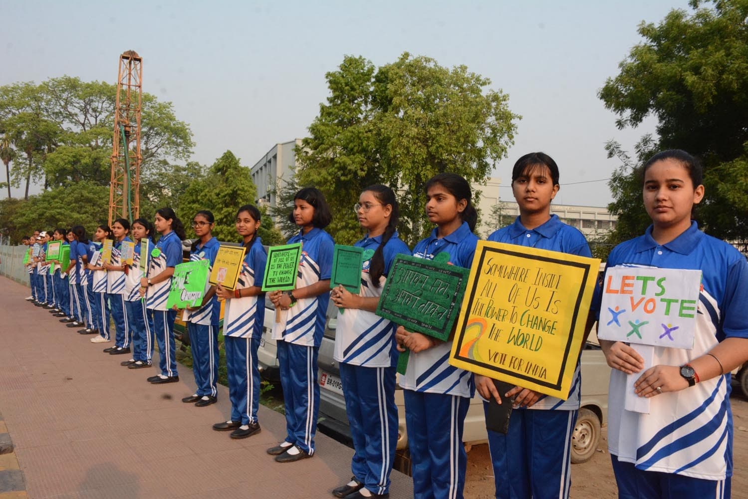 कैंपस : कार्मेल हाइस्कूल की छात्राओं ने लोगों को वोटिंग के लिए किया जागरूक