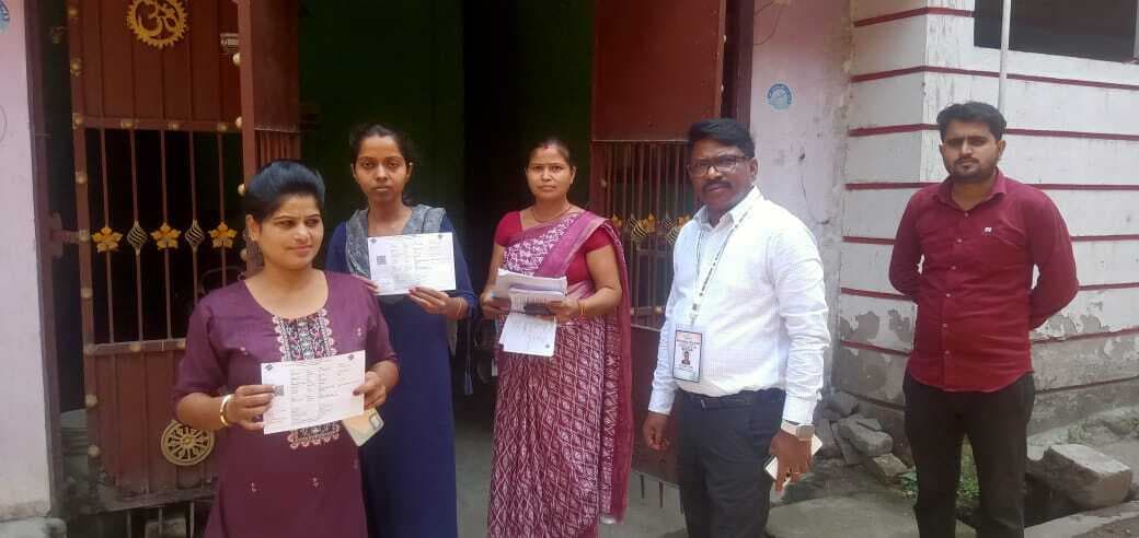 मानगो में घर- घर मतदाता पर्ची का वितरण, अपर आयुक्त ने किया औचक निरीक्षण
