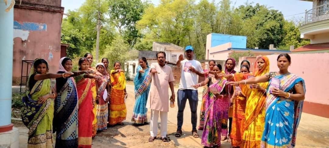 मनपीटा में ग्रामीणों को मतदान के लिए किया जागरूक