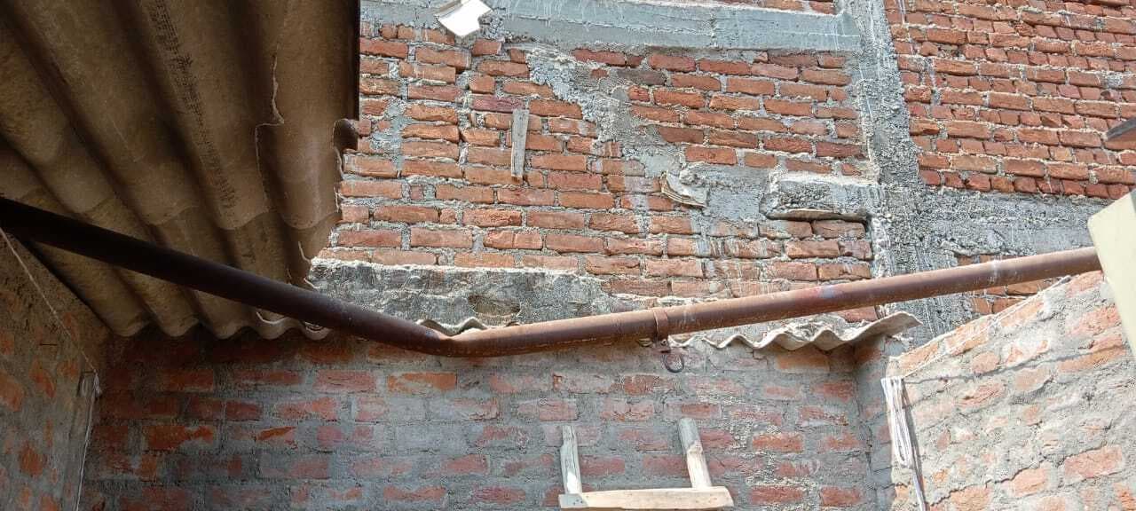 जेम्को के महानंद बस्ती में दीवारी गिरी, हादसा टला