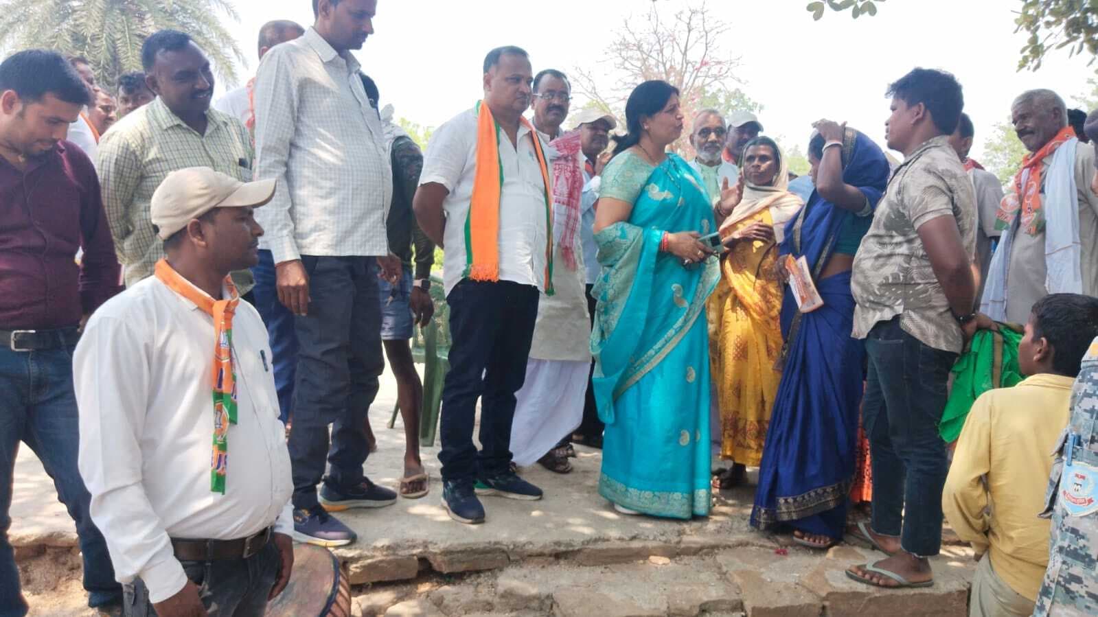 नरेंद्र मोदी को तीसरी बार पीएम बनाने की अपील10कोडपी14 जनसंपर्क के दौरान विधायक डॉ नीरा यादव व अन्य़मरकच्चो . कोडरमा लोकसभा सीट पर भाजपा की जीत सुनिश्चित करने को लेकर विधायक डॉ नीरा यादव शुक्रवार को जनसंपर्क अभियान के दौरान सुदूरवर्ती पंचायत डगरनवा पहुंची़ इस दौरान परसाबाद, नवडीहा, पतरुनिया, बेको, डगरनवा, अरैया, कटियो आदि गांवों का भ्रमण कर मतदाताओं से प्रत्याशी अन्नपूर्णा देवी के पक्ष में मतदान करने की अपील की़ साथ ही प्रधानमंत्री नरेंद्र मोदी को तीसरी बार प्रधानमंत्री बनाने का आग्रह किया़ मौके पर मंडल अध्यक्ष विजय यादव, जिला महामंत्री राजकुमार यादव, वरिष्ठ नेता वेदु साव, प्रखंड महामंत्री पवन कुमार सिंह, सकलदेव सिंह, रामचंद्र राणा, देवकी ठाकुर, यमुना यादव, लखन पासवान, बालो यादव, उमेश यादव,नकुल यादव, प्रकाश यादव, किशोर मुर्मू, सुरेश मुर्मू, मुंशी टुड्डू, महावीर यादव, सकलदेव यादव, दिलीप यादव, मुकेश यादव, बालो यादव आदि मौजूद थे़