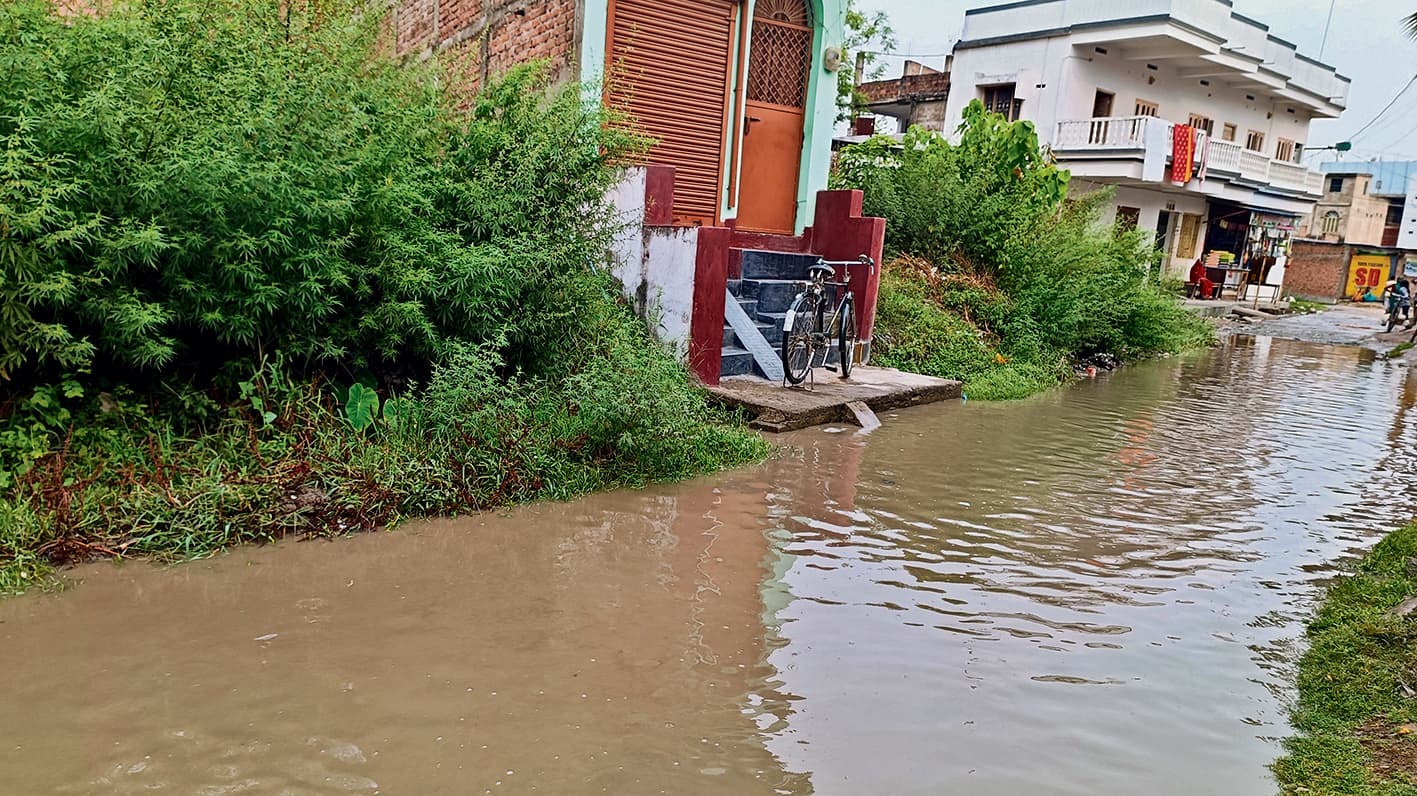 हल्की बारिश में ही महावीर मंदिर रोड में जलजमाव, राहगीरों की बढ़ी परेशानी