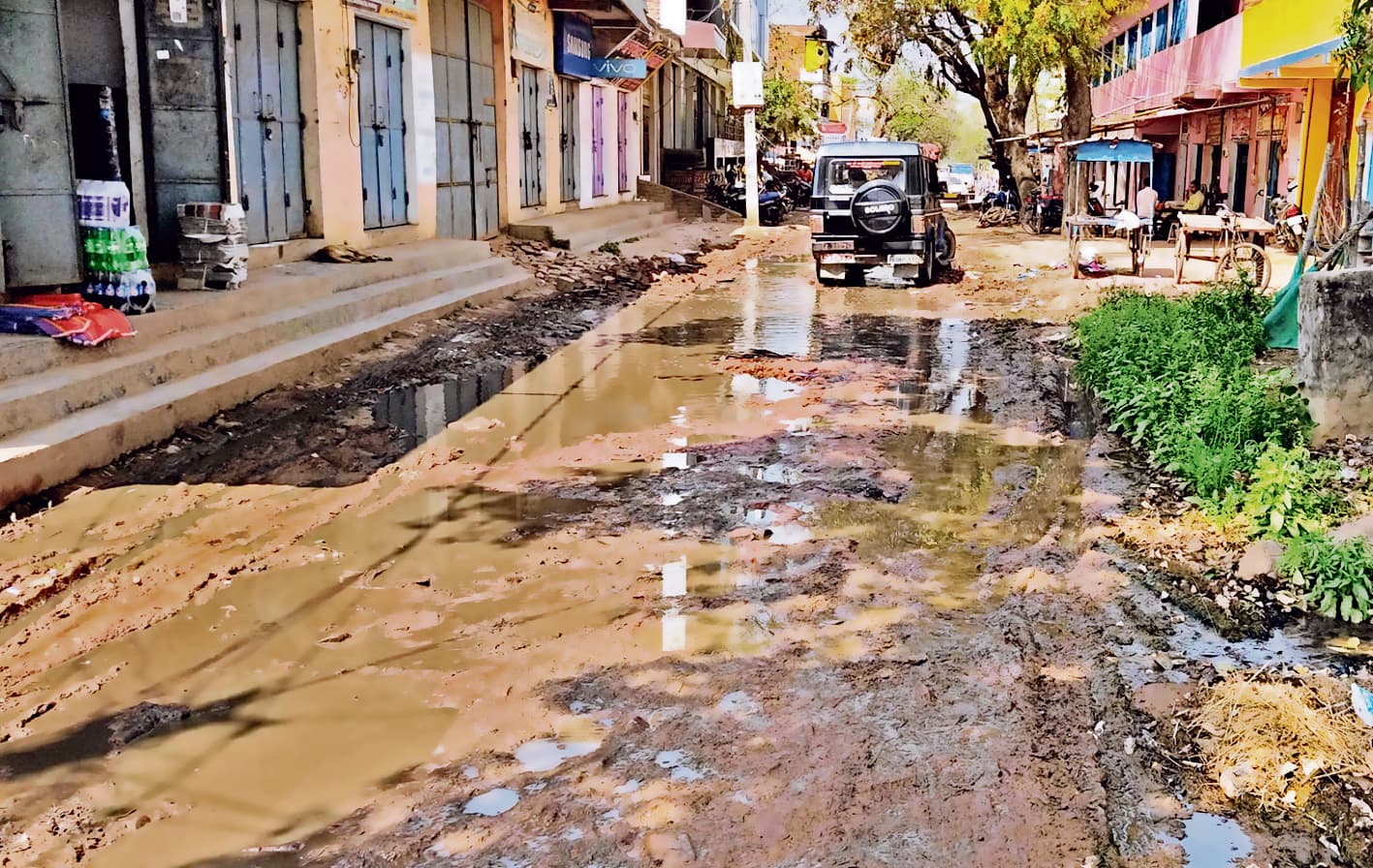 नगर क्षेत्र से गुजरने वाली अधिकांश सड़क हो चुकी है जर्जर, निर्माण के साथ बढ़ेगा व्यापार
