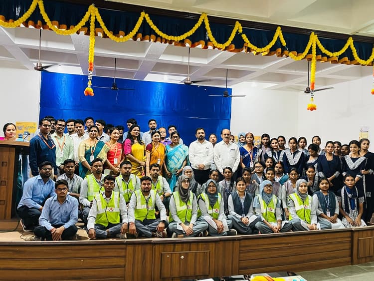 व्याख्याताओं ने पावर प्वाइंट प्रेजेंटेशन के जरिये प्रशिक्षु छात्रों का किया ज्ञानवर्धन