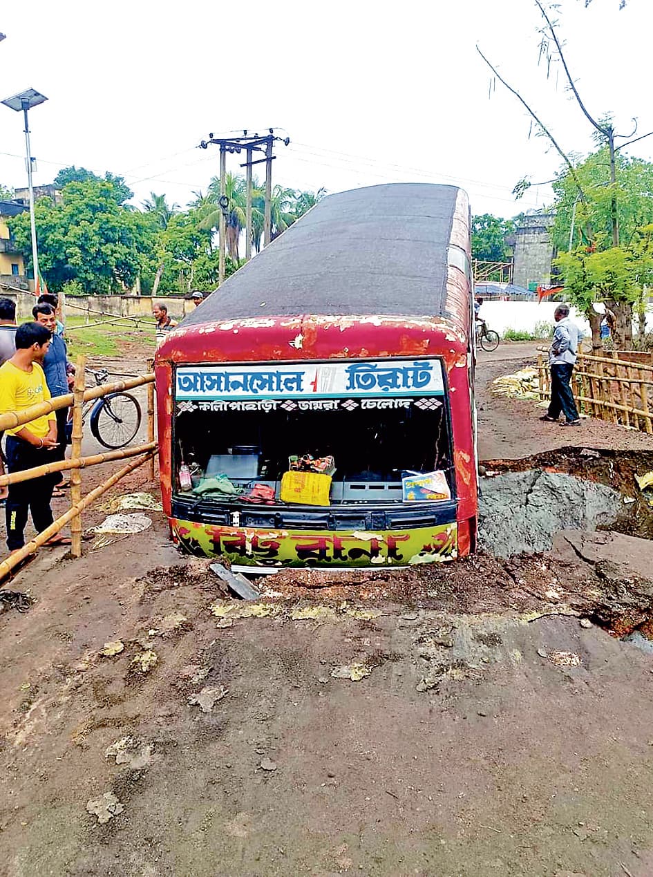 बारातियों को लेकर आयी मिनी बस दुर्घटनाग्रस्त