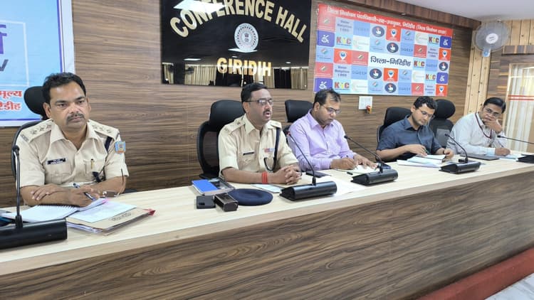 पीएम के कार्यक्रम को लेकर एसपी ने अधिकारियों के साथ की बैठक