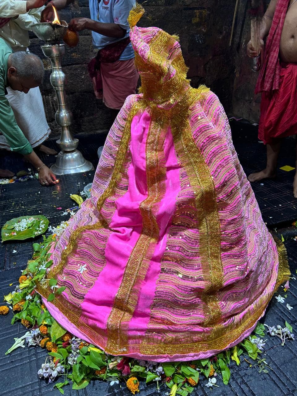 बाबा भोलेनाथ का हुआ महाशृंगार, बाबा को कराया गया शाही स्नान