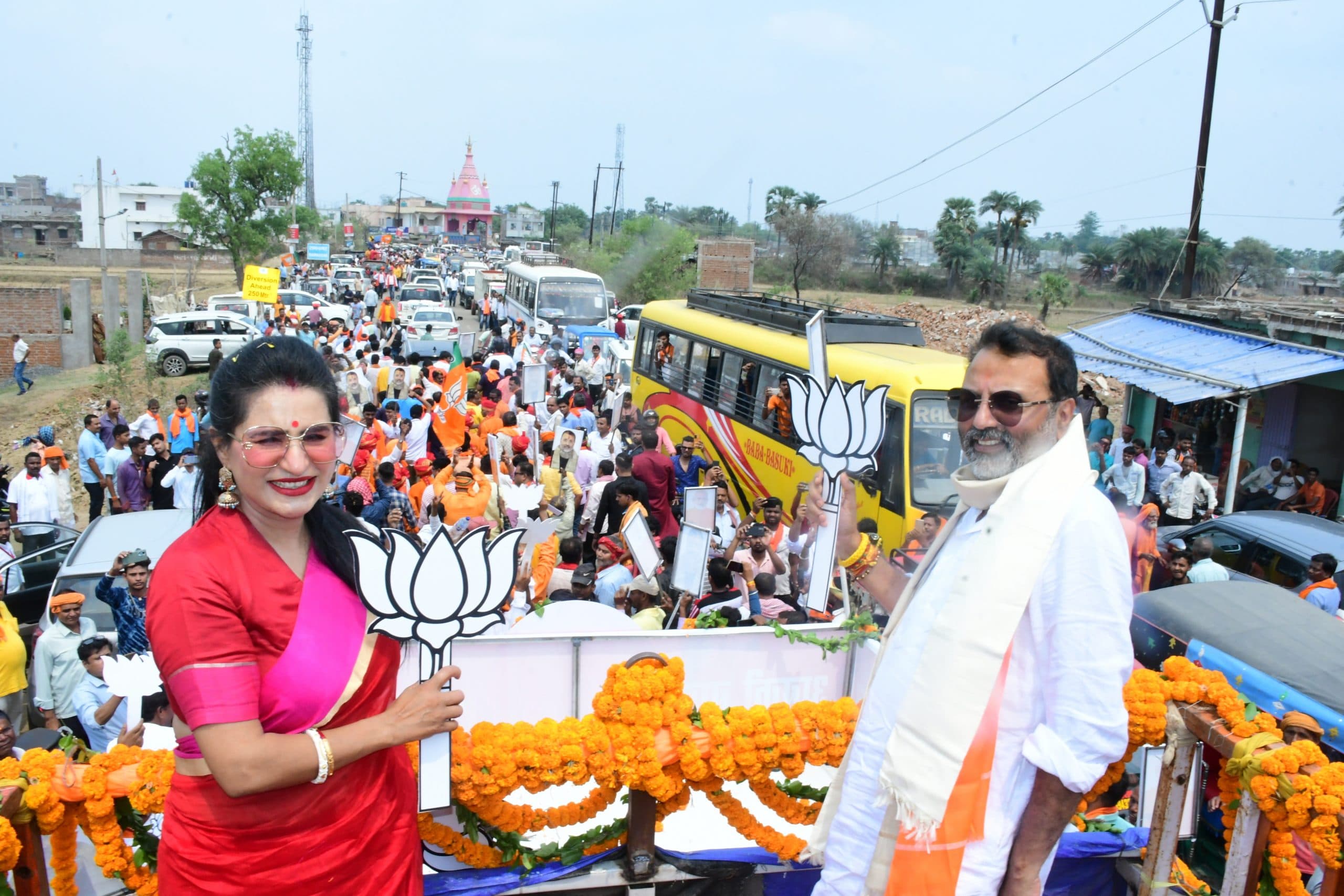 रोड शो में डॉ निशिकांत का अभिवादन करने सड़क पर उतरे गोड्डा के लोग, दो किमी लंबा हुआ काफिला