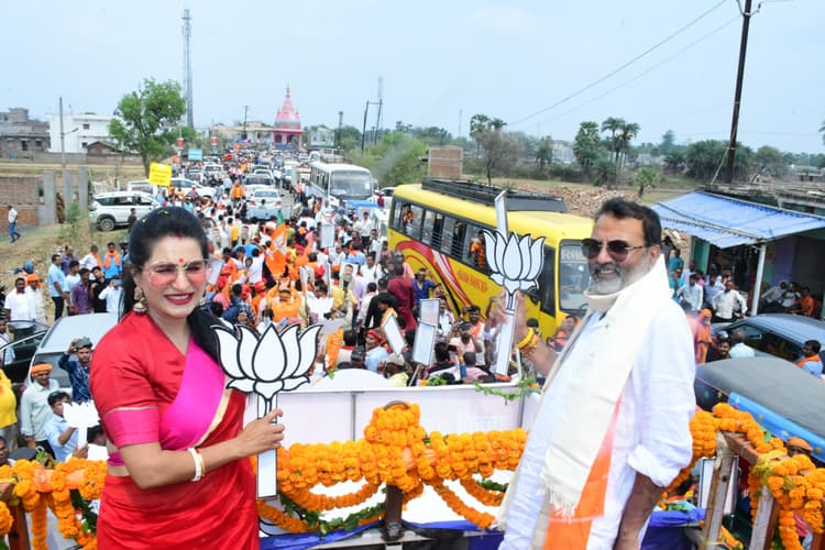 रोड शो में डॉ निशिकांत का अभिवादन करने सड़क पर उतरे गोड्डा के लोग, दो किमी लंबा हुआ काफिला