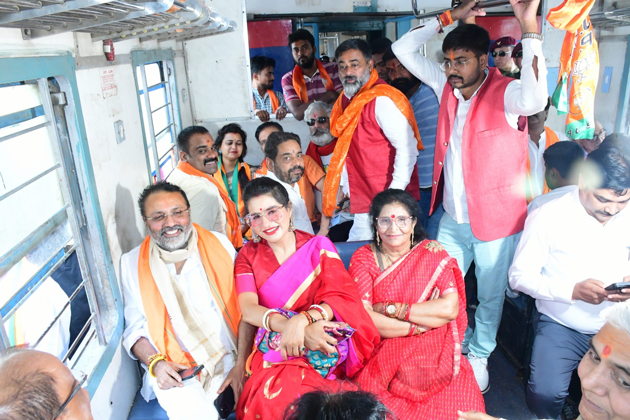 कार्यकर्ताओं ने लगाया नारा... बज गयी सिटी, गोड्डा आ गयी ट्रेन