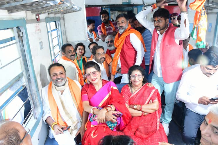 कार्यकर्ताओं ने लगाया नारा... बज गयी सिटी, गोड्डा आ गयी ट्रेन