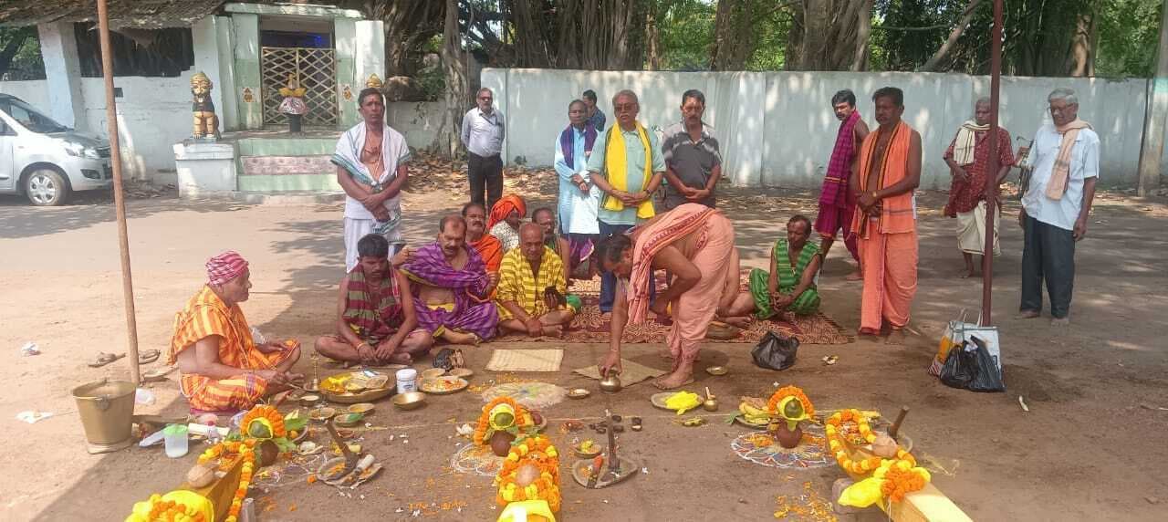 राउरकेला : अक्षय तृतीया पर महाप्रभु जगन्नाथ के रथ निर्माण को काष्ठ की हुई पूजा