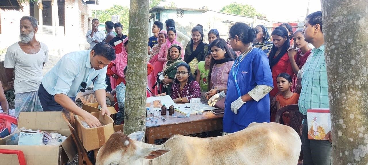 किसानों से किया संवाद, शिविर में पशुओं की हुई चिकित्सा