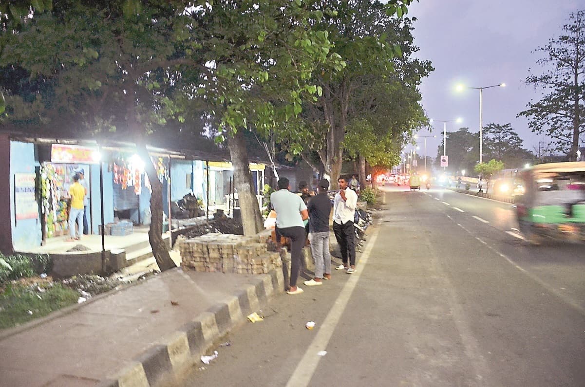 एचइसी की खाली पड़ी जमीन पर  बनाये जा रहे मकान और दुकान