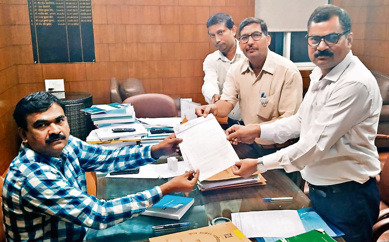 स्पीकर के खिलाफ भाजपा पहुंची चुनाव आयोग