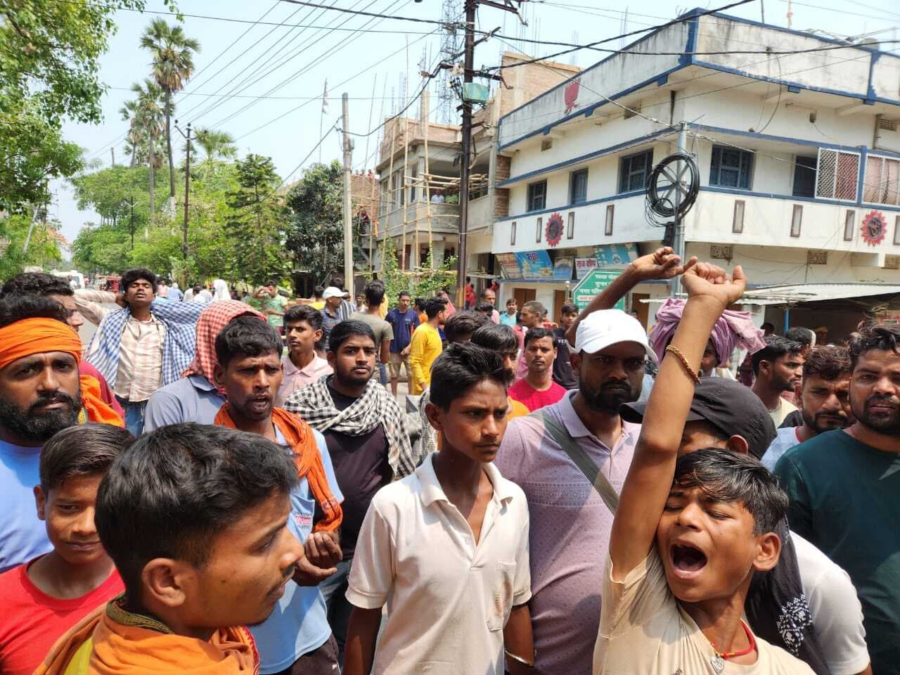 मोकामा. गहरे नाले में डूबने से बच्चे की गयी जान, हंगामा