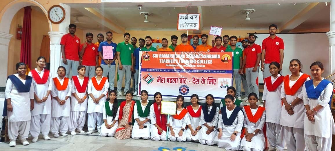 हमें वोट डालने जाना है...गीत गाकर शिक्षकों ने मतदाओं को किया जागरूक