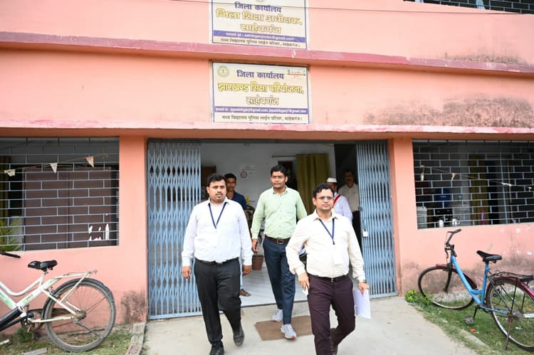 डीसी ने शहरी क्षेत्र के विभिन्न मतदान केंद्रों का किया निरीक्षण