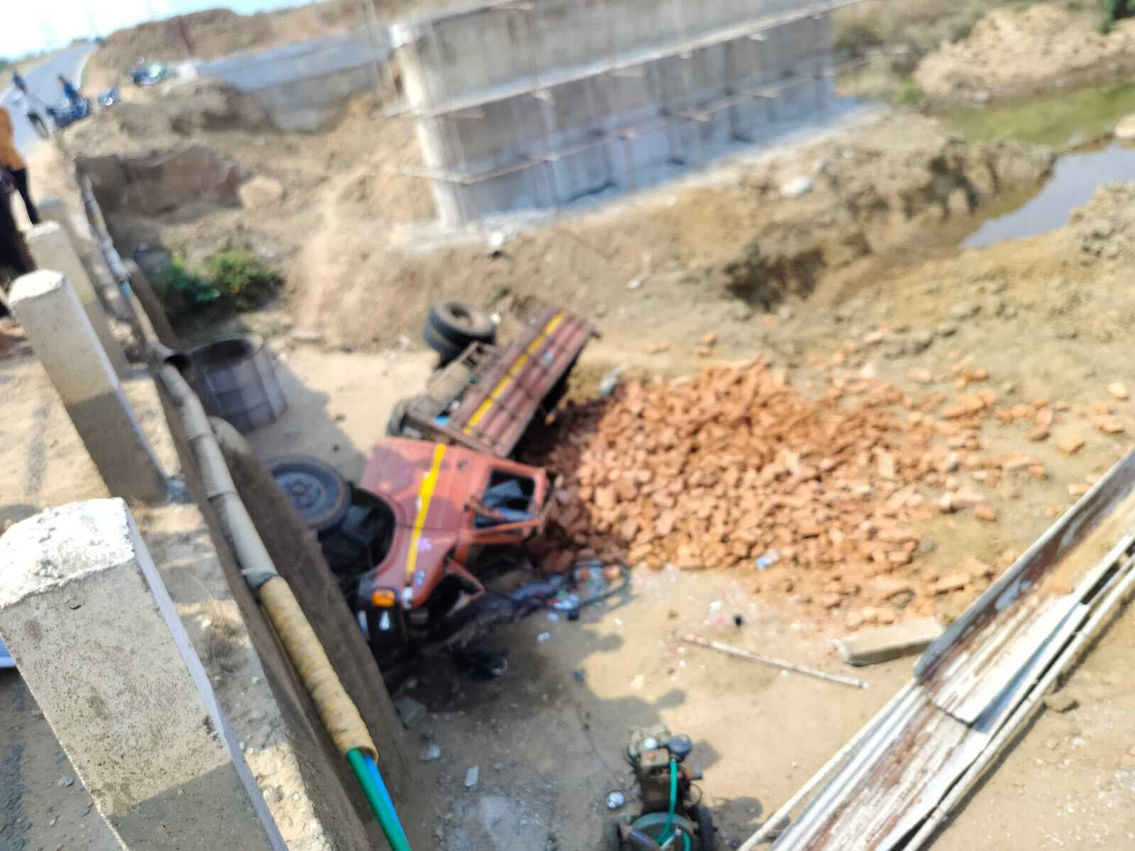 ईंट लदा ट्रक नदी में गिरा, चार लोग घायल