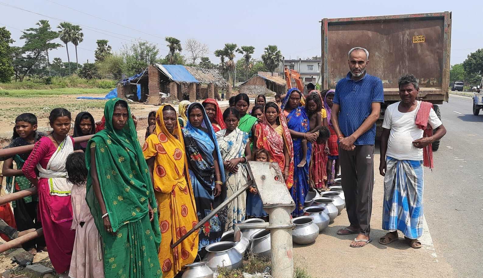 सड़क विस्तारीकरण की जद में आया चापाकल, अब पानी के लिए जूझ रहे लोग