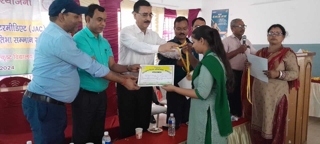 बच्चों को सोशल मीडिया में नहीं, पुस्तकों  में समय लगाना चाहिए : डीसी