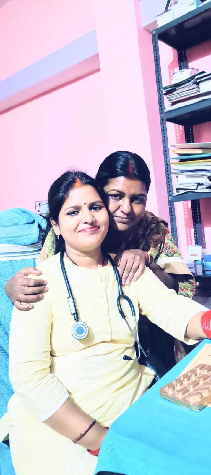 मातृ दिवस पर विशेष : मां के संघर्ष ने बनाया बेटी को डॉक्टर और बेटे को शिक्षक