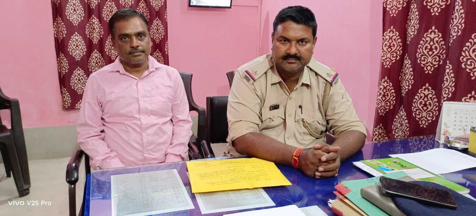 - एफएसटी ने जांच अभियान में कार से पकड़ा एक लाख