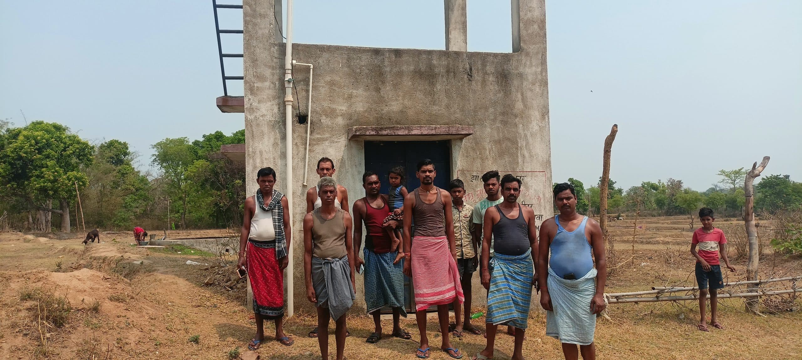 दो साल से बेकार पड़ी है लघु जलापूर्ति योजना की जलमीनार, ग्रामीणों को हो रही परेशानी