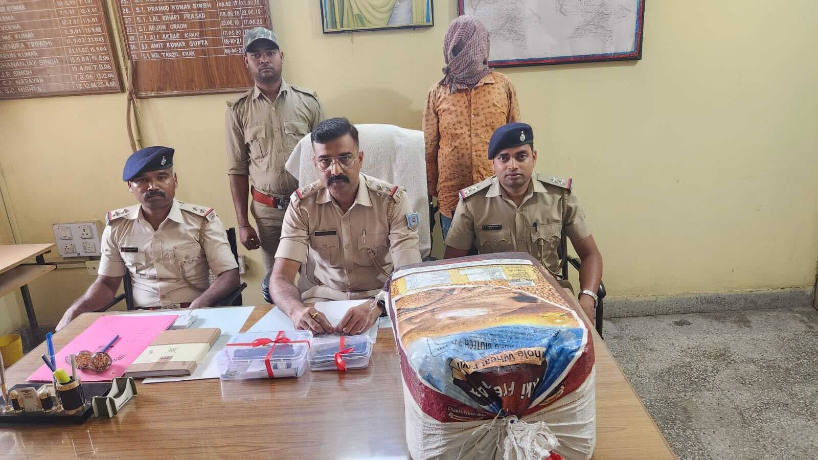नीमडीह: 399 पीस जिलेटिन, पिस्तौल, गोली व मैगजीन के साथ युवक गिरफ्तार