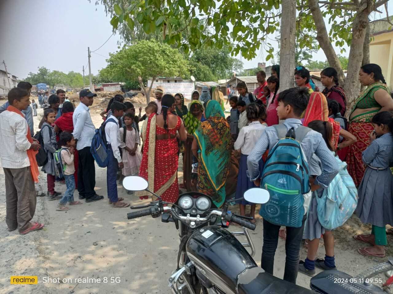 स्पताल से निकलते ही बाहर सड़क पर दिया बच्चे को जन्म