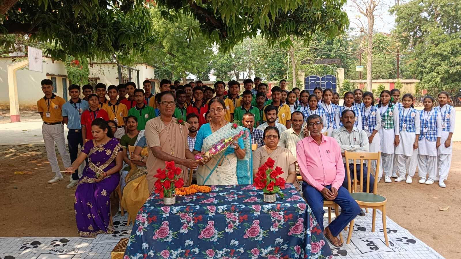 सेवानिवृत्त शिक्षिका को दी गयी भावभीनी विदाई