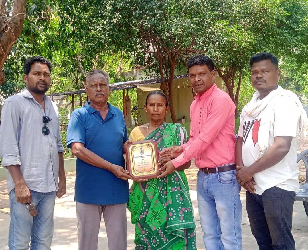 कारगिल शहीद दिलीप बेसरा के माता-पिता को किया सम्मानित