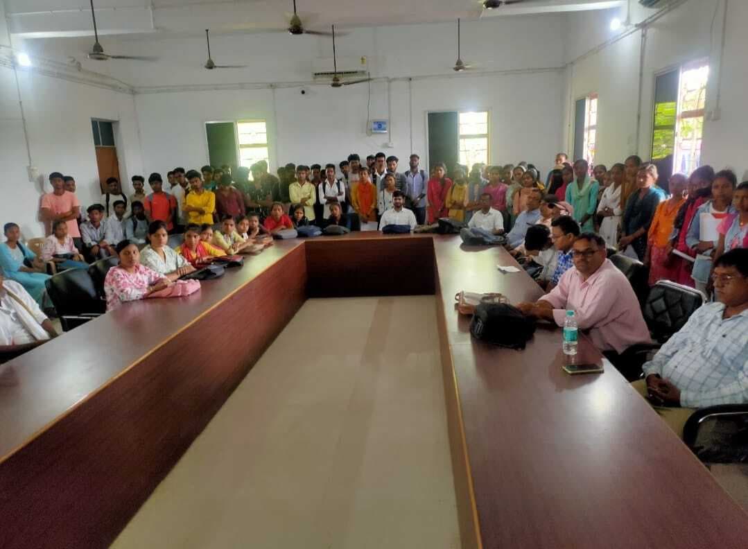 चुनावी पाठशाला में नये वोटरों को किया गया जागरूक