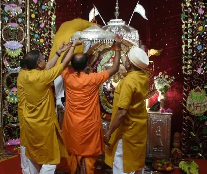 झारसुगुड़ा : शहर के 13 दादी भक्त परिवारों ने चांदी का छत्र अर्पित किया, मंगलपाठ में झूमीं महिलाएं