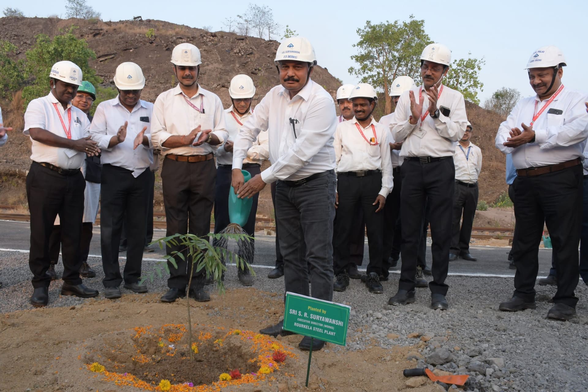 आरएसपी : न्यू प्लेट मिल रेलवे वेट ब्रिज के पास बंजर जमीन पर किया पौधरोपण
