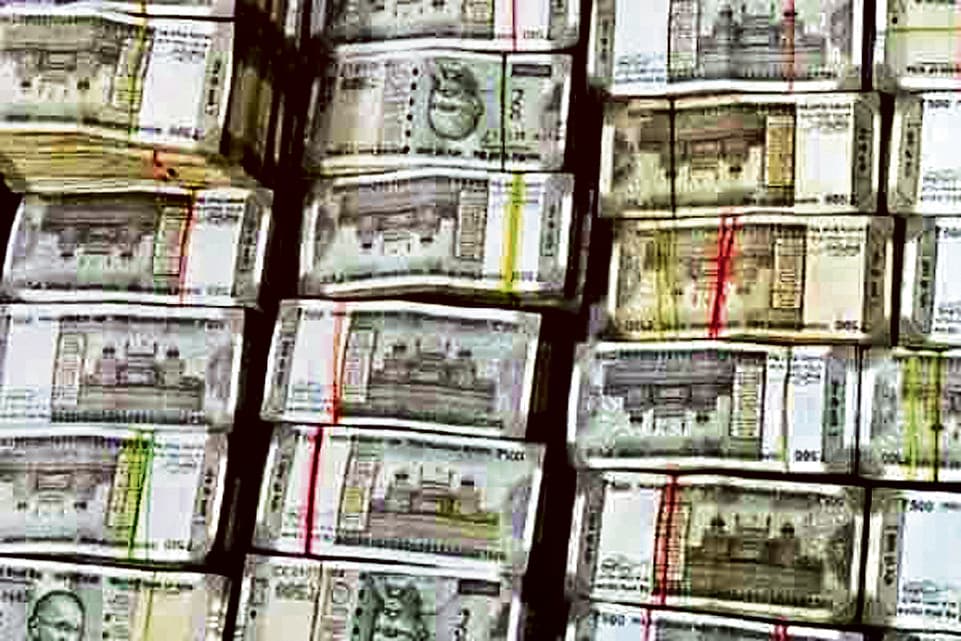 जुआरियों से सूद का पैसा वसूली कर कार से जा रहे तीन युवक धराये, 4.56 लाख बरामद