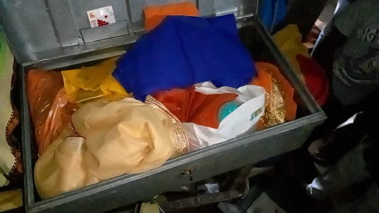 छत के सहारे घर में घुसे चोरों ने करीब दो लाख की संपत्ति उड़ायी