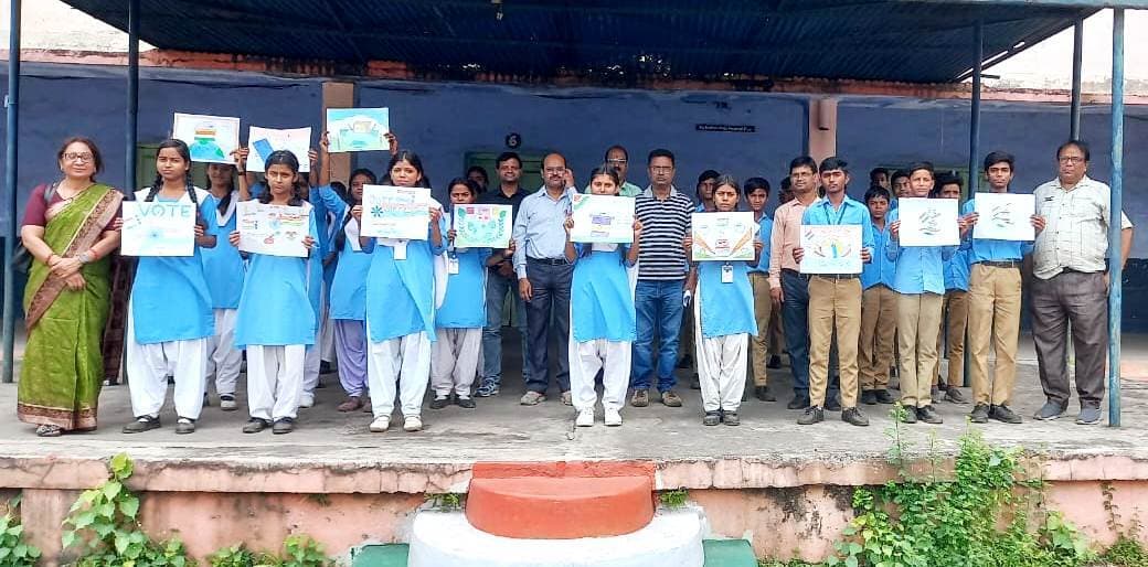 विद्यार्थियों ने मतदान के प्रति लोगों को किया जागरूक