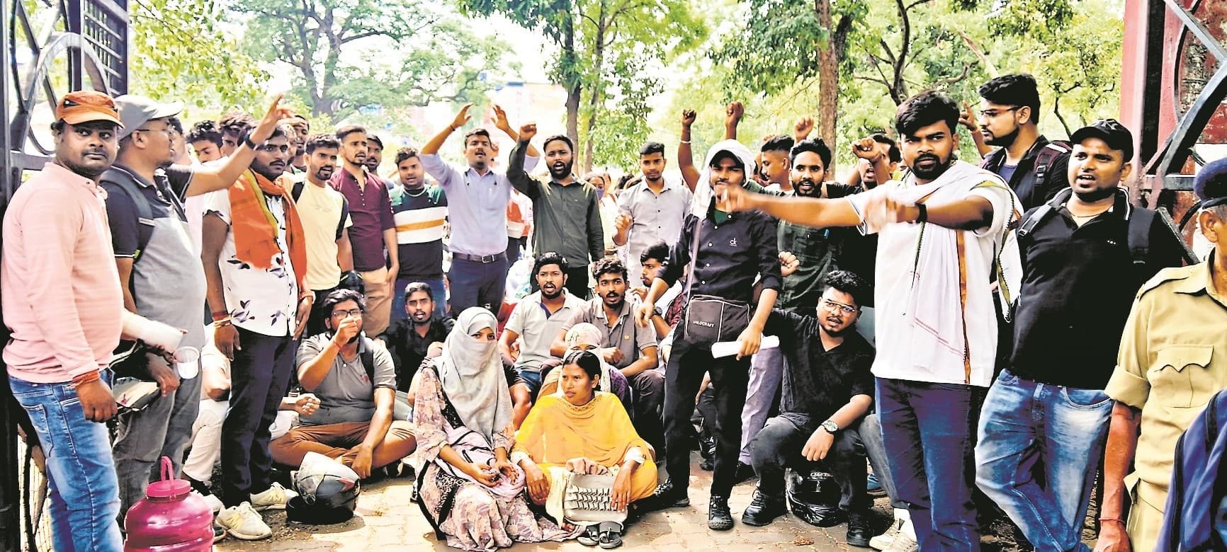 फेल विद्यार्थियों ने पास कराने को लेकर विवि में किया हंगामा, एफआइआर दर्ज