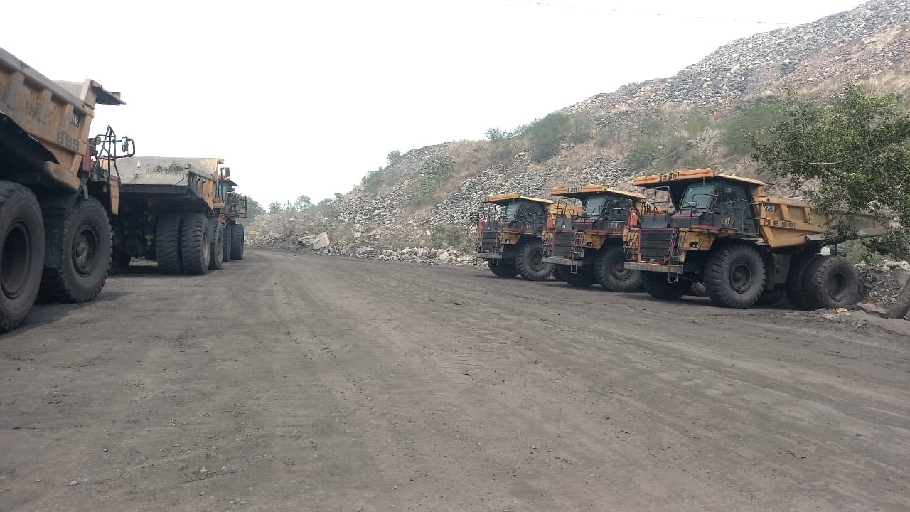 संडे ड्यूटी का कोटा घटाने पर ऑपरेटरों ने किया कार्य बहिष्कार