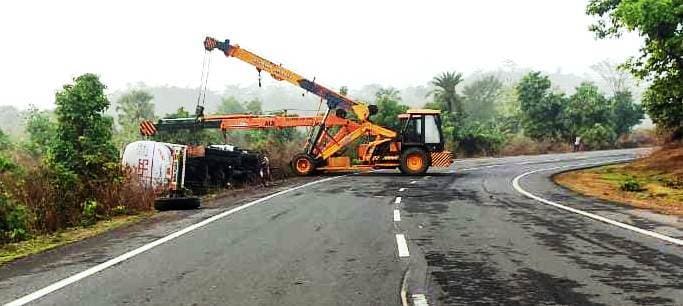 हादसा ::: अनियंत्रित होकर टैंकर पलटा, बाल-बाल बची चालक की जान