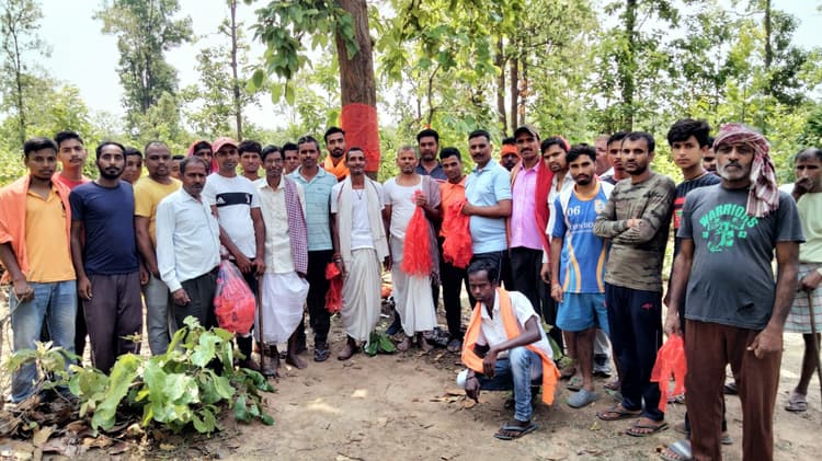 ग्रामीणों ने ली शपथ, न जंगल काटेंगे और न ही किसी को काटने देंगे