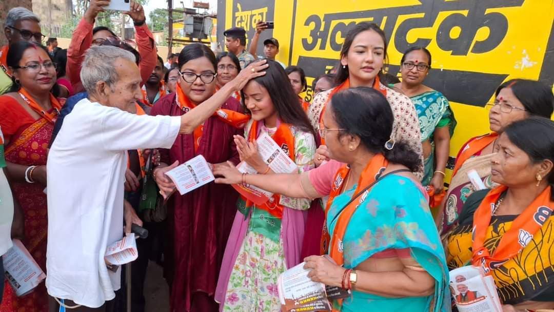 चुनाव: सीता सोरेन के लिए उनकी बेटियां मांग रहीं आशीर्वाद