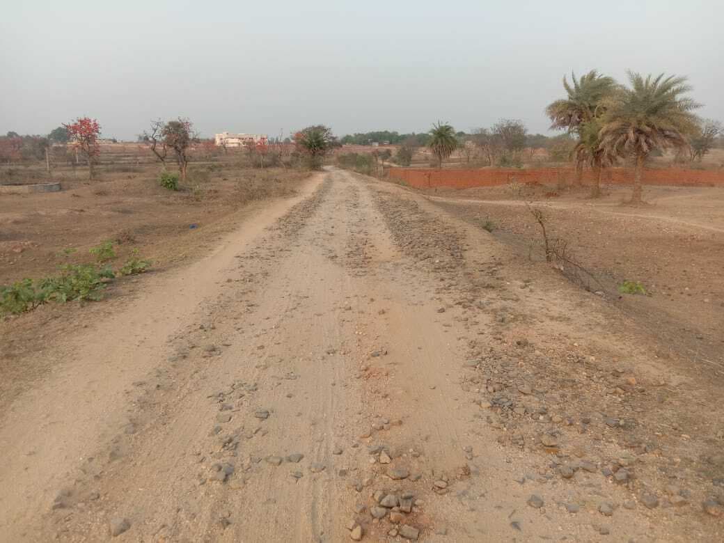 जर्जर सड़क से ग्रामीणों का आवागमन मुश्किल, हुई परेशानी