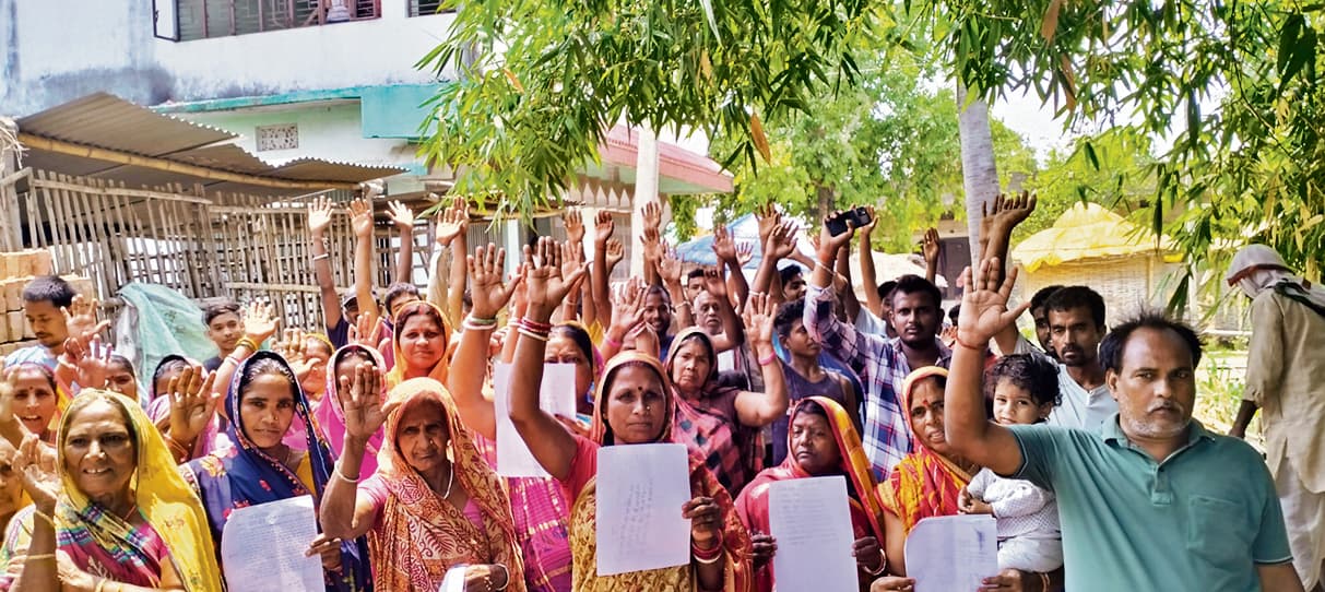 बिजली नहीं तो वोट नहीं का नारा लगाते हुए ग्रामीणों ने किया प्रदर्शन