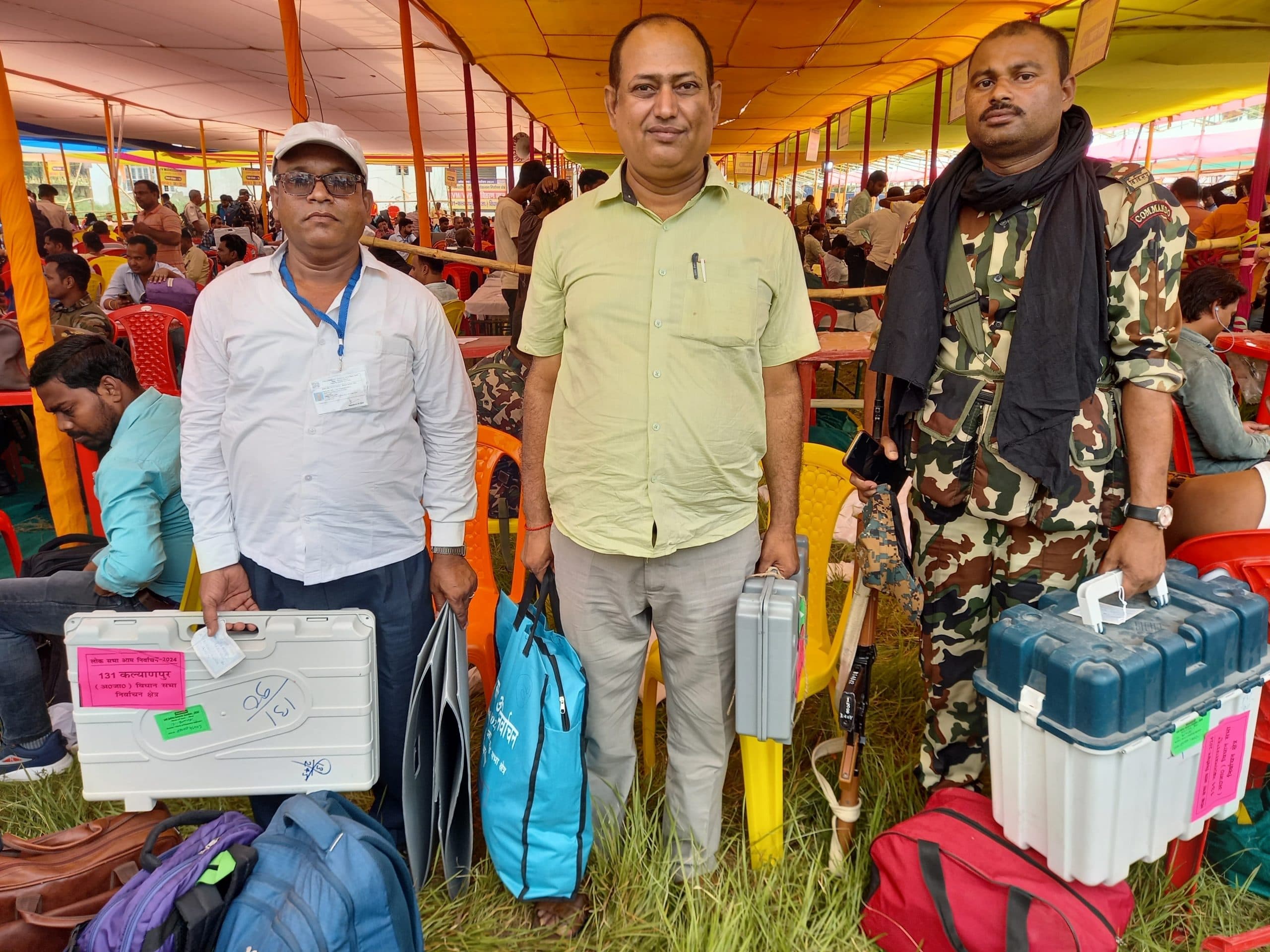 चुनावकर्मी डिस्पैच सेंटर से इवीएम लेकर बूथ के लिए हुए रवाना