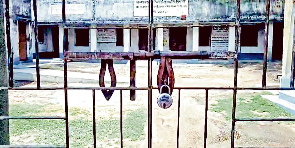 मतदान केंद्र में लोगों ने जड़ा ताला, साढ़े चार बजे तक सामान लदा रहा गाड़ी में ही