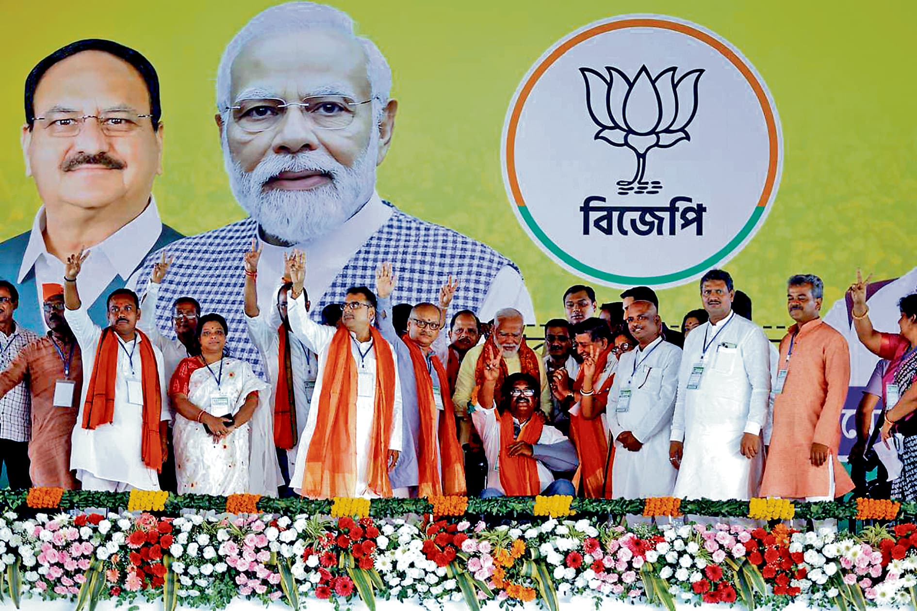 मंच पर लड़खड़ाये घायल भाजपा प्रत्याशी अरुण उदय पाल, प्रधानमंत्री ने संभाला